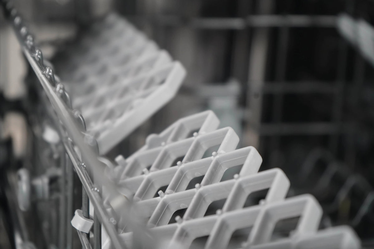 18 Wide Built-in Dishwasher in White R548